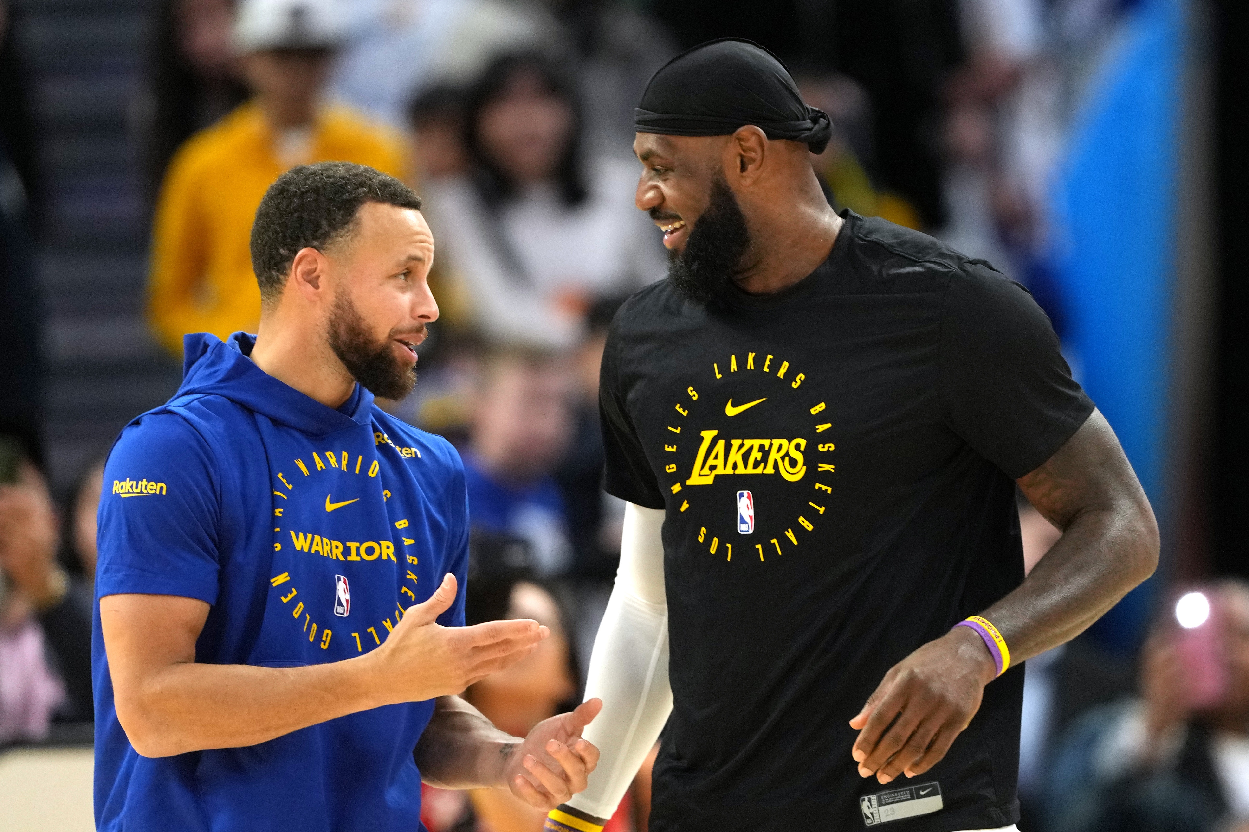 美记：库里可以像詹姆斯那样签1+1 但他此前三次续约都没球员选项