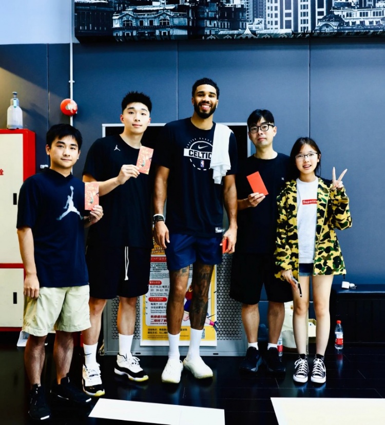 吴泽昊晒照:收到了塔图姆本人亲自派送的专属感谢红包 怎能不爱 吴泽昊晒照:收到了塔图姆本人亲自派送的专属感谢红包 怎能不爱